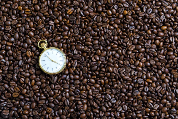 Hodinky a kávová zrna — Stock fotografie