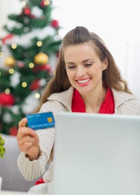 mutlu genç kadın Noel internet üzerinden alışveriş yapma