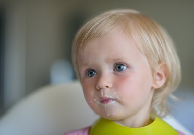 yiyin, lekeli bebek portresi