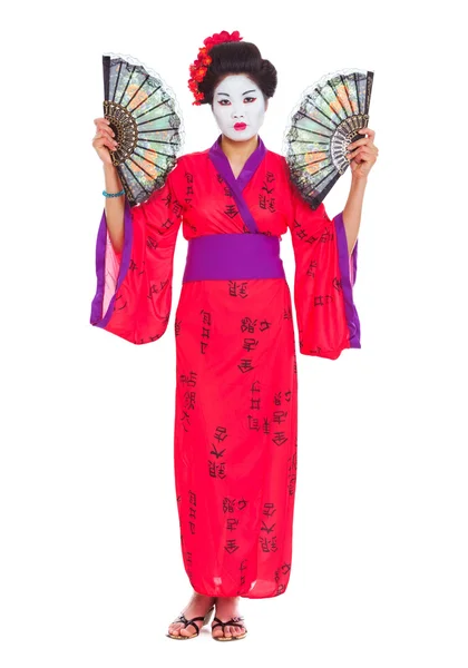 Volledige lengte portret van geisha met fans geïsoleerd op wit — Stockfoto