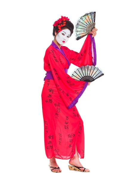 Полнометражный портрет гейши, танцующей с фанатами, изолированными по Whi — стоковое фото