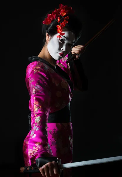 Retrato de geisha sosteniendo espada aislada sobre negro —  Fotos de Stock