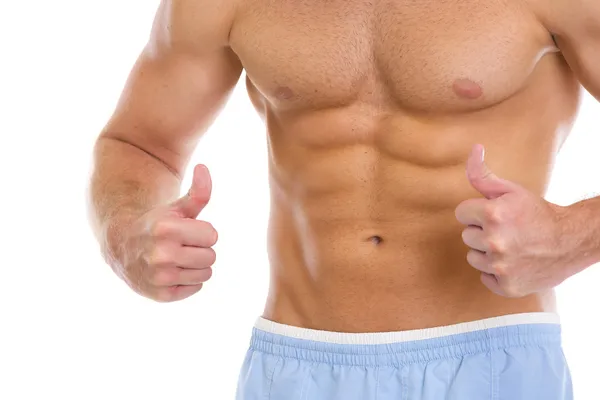 Gros plan sur l'homme avec les muscles abdominaux montrant pouces vers le haut — Photo