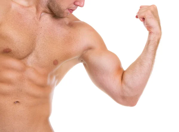 Close-up no homem muscular mostrando músculos abdominais e bíceps — Fotografia de Stock