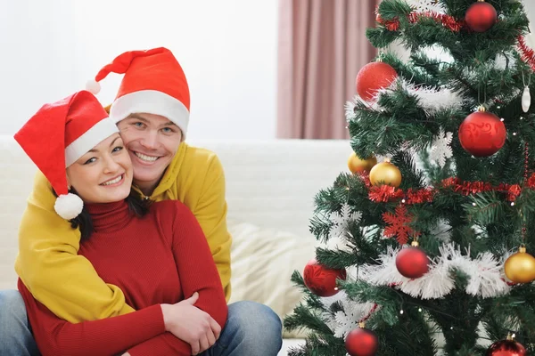 Pareja joven pasando tiempo de Navidad juntos — Foto de Stock