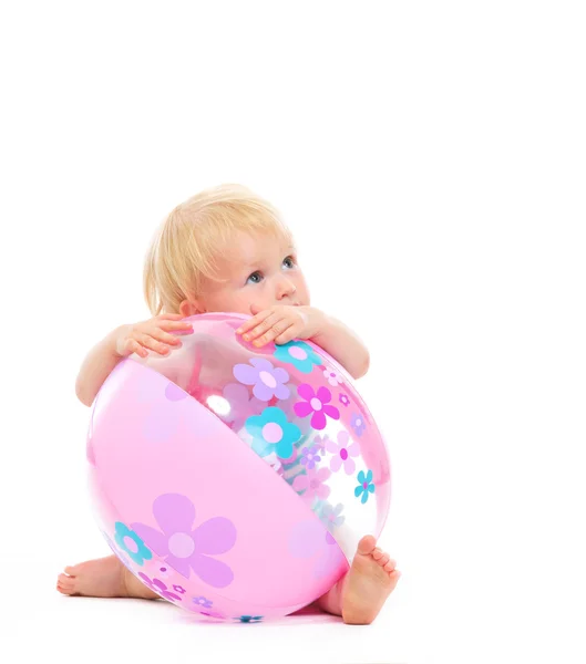 Bébé derrière la balle de plage regardant l'espace de copie — Photo