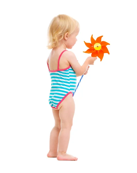 Niña en traje de baño sosteniendo molinete —  Fotos de Stock