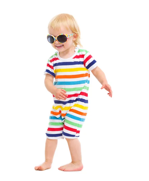 Bebé feliz en traje de baño y gafas de sol bailando —  Fotos de Stock