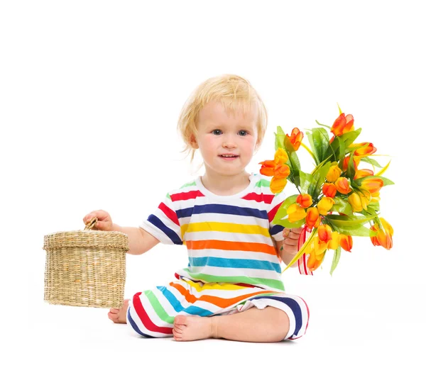 Baby sentado e apresentando flores e caixa — Fotografia de Stock