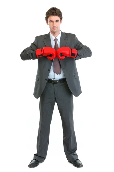 Ganzkörperporträt eines Geschäftsmannes in Boxhandschuhen — Stockfoto