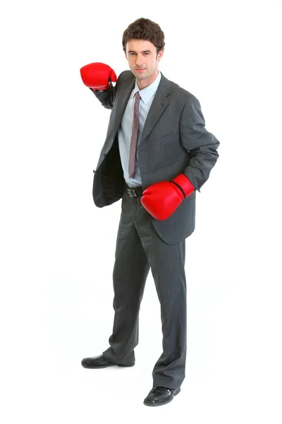 Empresário em luvas de boxe balançando braço para atacar — Fotografia de Stock