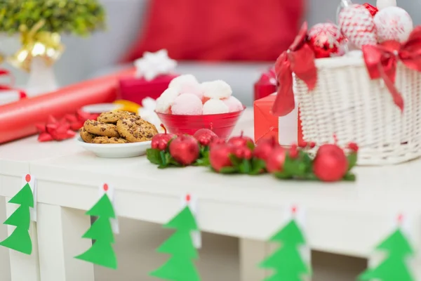 Detailní záběr na stole s vánoční ozdoby — Stock fotografie