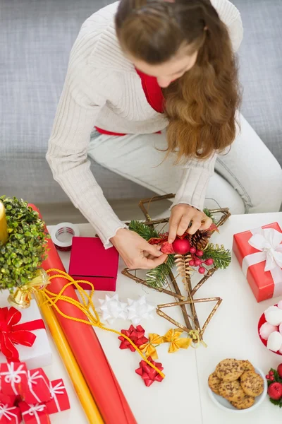 Primo piano sul tavolo dove le donne fanno decorazioni natalizie. Alzati. — Foto Stock