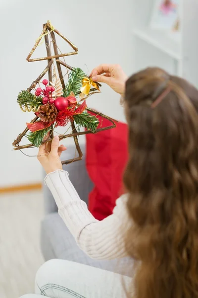 Kvinna med julgran dekoration. bakifrån — Stockfoto