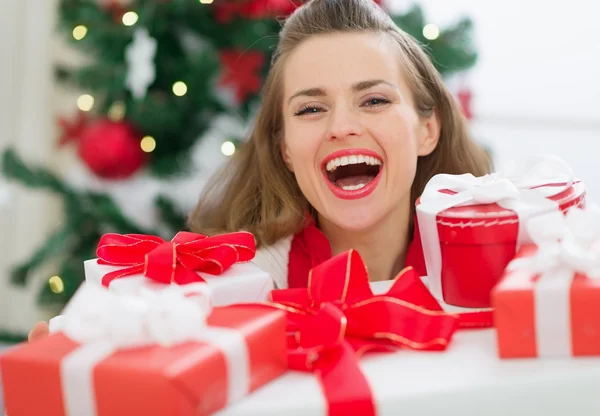 Mulher feliz segurando pilha de caixas de presente de Natal — Fotografia de Stock