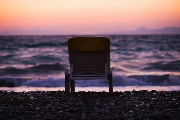 Lettino solitario sulla costa del mare al tramonto — Foto Stock