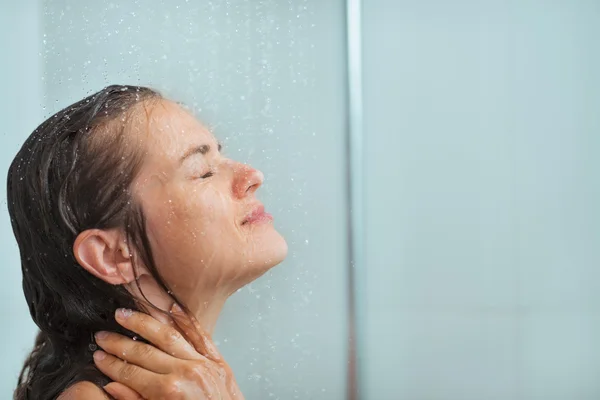 Retrato de mujer duchándose — Foto de Stock