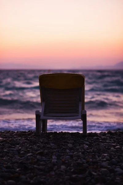 孤独的太阳床上海岸在黄昏 — 图库照片