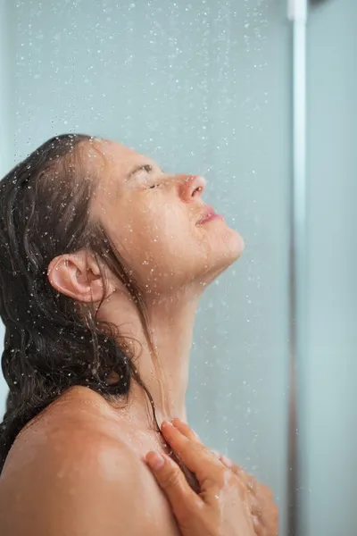 Retrato de la mujer bañándose en la ducha — Foto de Stock