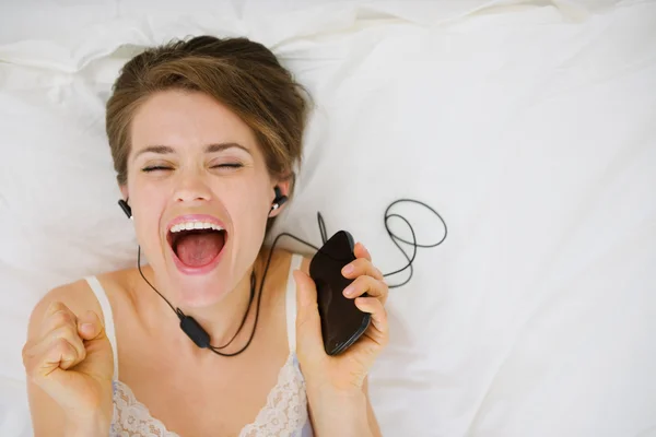 Retrato de chica feliz escuchando música — Foto de Stock