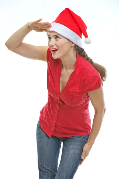 Jeune femme en chapeau de Noël regardant au loin — Photo