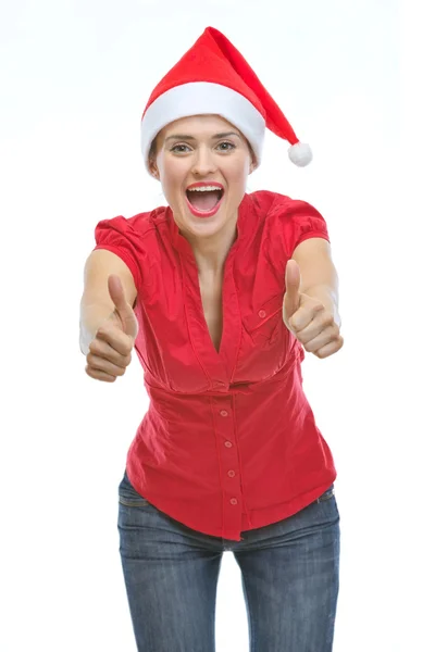 Souriant jeune femme en chapeau de Noël montrant pouces vers le haut — Photo