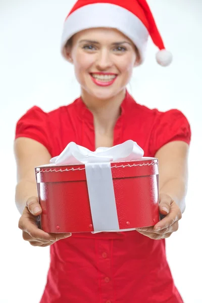 Fechar na caixa de presente de Natal na mão de mulher sorridente — Fotografia de Stock