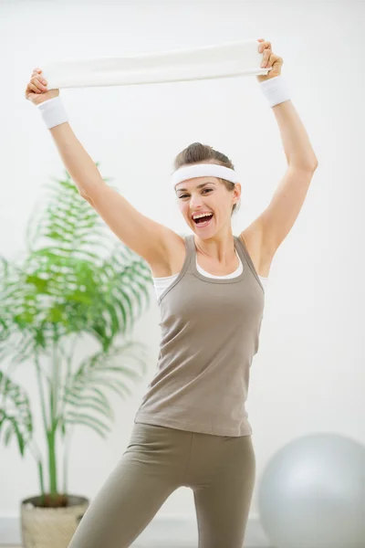 Portrait de femme gaie en vêtements de sport avec serviette — Photo