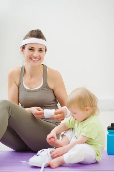 Anne ve bebek spor salonunda vakit — Stok fotoğraf