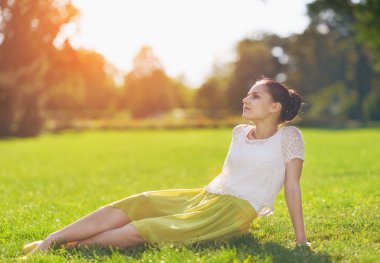 Kızın rahatlatıcı çayır on