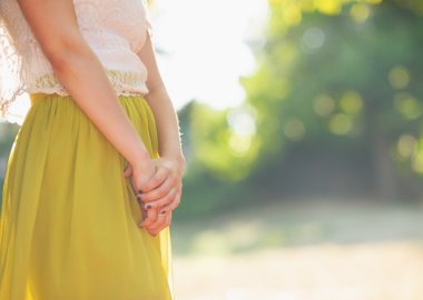 elleri genç kadın ayakta orman portre