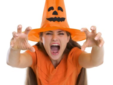 korkutarak poz verme halloween şapkalı kadın