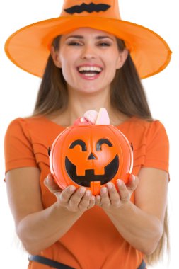 Cadılar Bayramı kova kadını elinde tatlılar tatlı