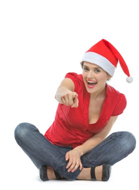mutlu bir kadın yere oturmak ve kamera işaret santa hat