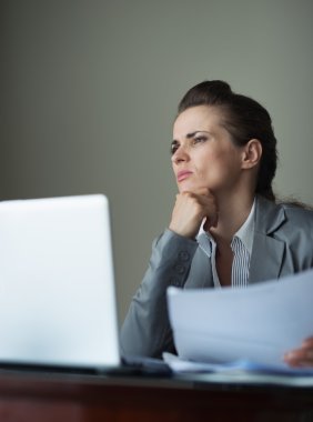 d belgeler ve laptop çalışma düşünceli bir iş kadını