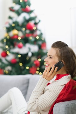 mutlu genç kadının yanına Noel ağacı telefon görüşmesi yapma