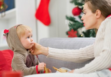 Temizlik Anne bulaşmış bebek Noel kurabiye yemek yemek