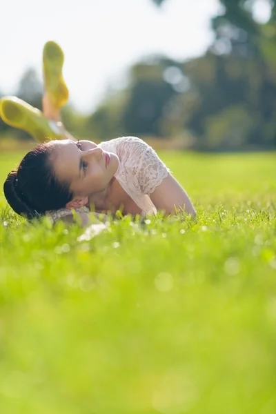 Fille réfléchie couché sur la prairie — Photo