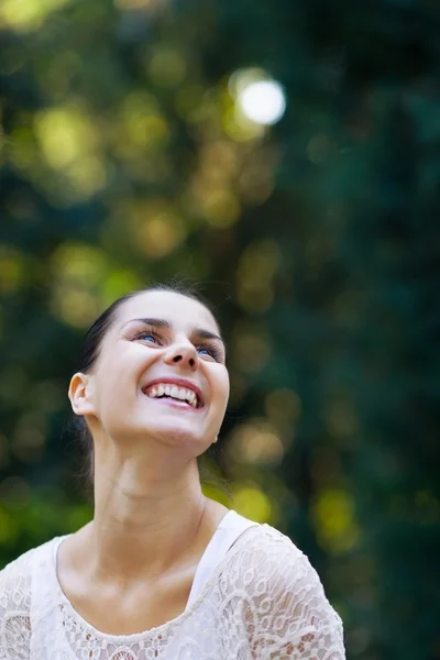 Retrato de menina sorridente na floresta — Fotografia de Stock