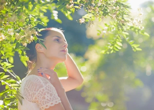 Jeune femme relaxante en forêt — Photo