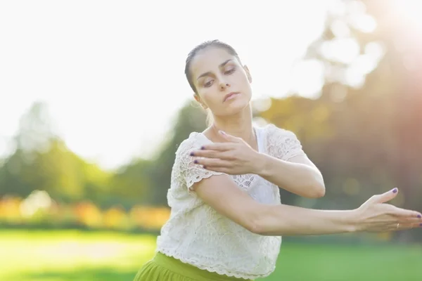 Молодая женщина танцует на лугу — стоковое фото