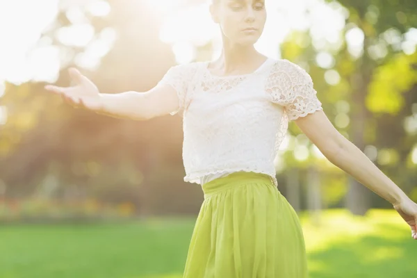 Mujer joven bailando en el bosque. Vista trasera —  Fotos de Stock