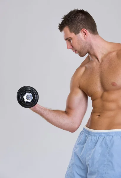 Homme musclé biceps d'entraînement avec haltère — Photo