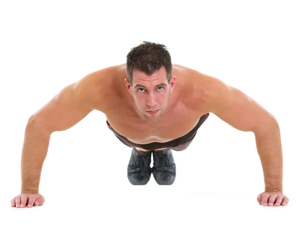 Hombre muscular haciendo ejercicios push-up —  Fotos de Stock