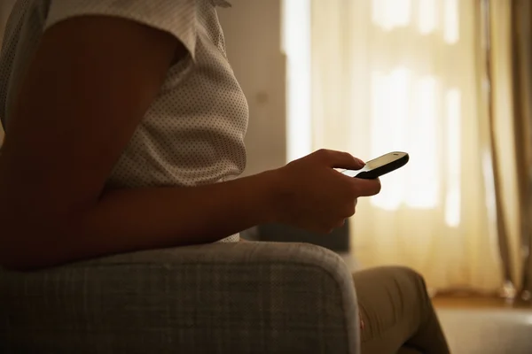 Primer plano en la mano femenina sosteniendo el teléfono móvil —  Fotos de Stock