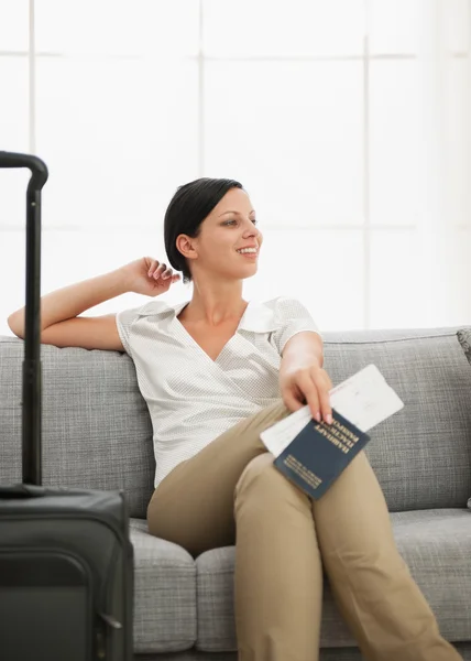 Soñando mujer joven con bolso con pasaporte y billete de avión —  Fotos de Stock