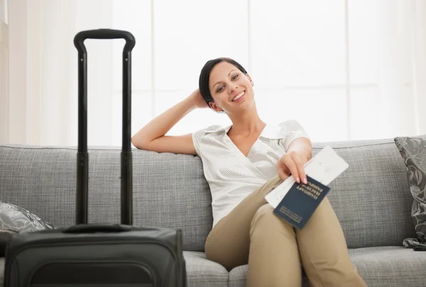 Uśmiechnięta młoda kobieta z torbą posiadający paszport i air bilet — Zdjęcie stockowe