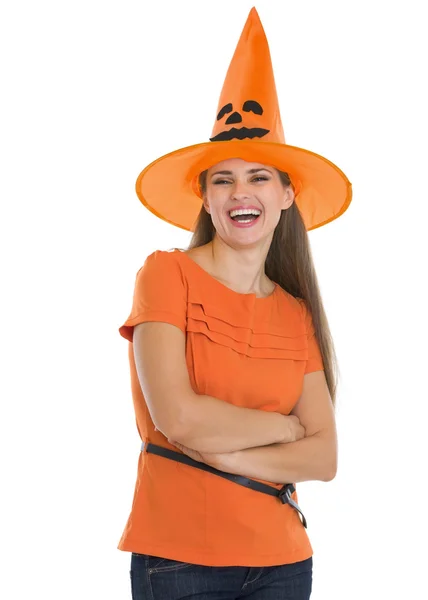 Счастливая девушка в шляпе на Хэллоуин — стоковое фото