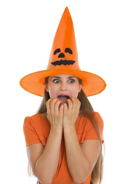 Vyděšená mladá žena v klobouku halloween — Stock fotografie