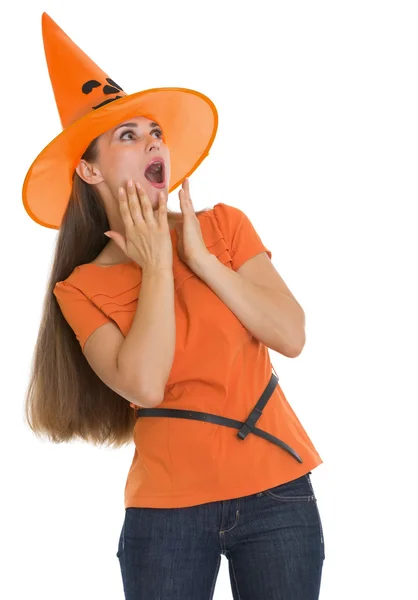 Mujer asustada en sombrero de Halloween mirando en el espacio de copia —  Fotos de Stock